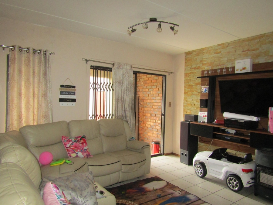 2 Bedroom Property for Sale in Mondeor Gauteng