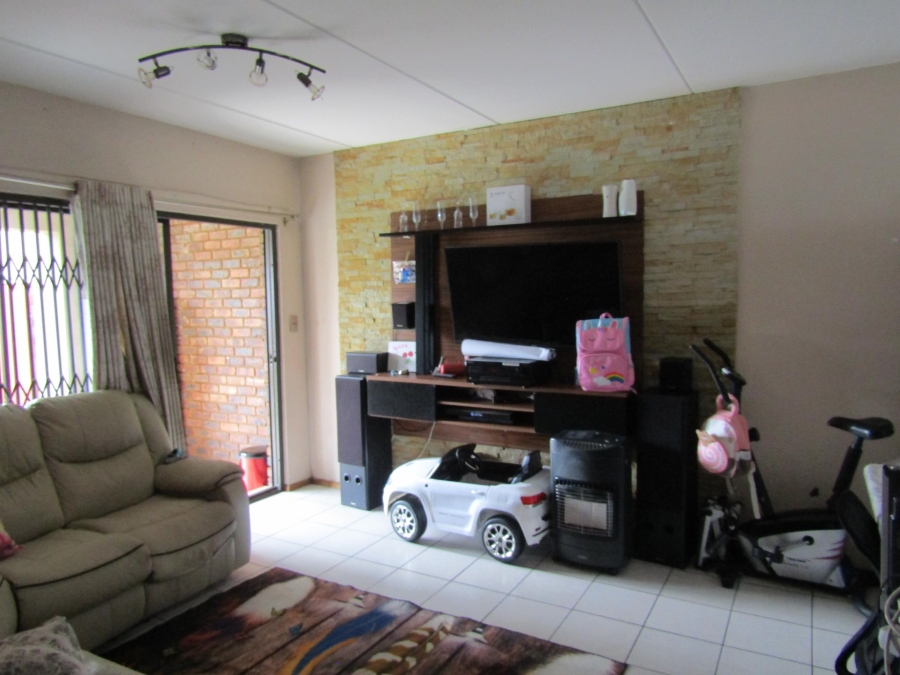 2 Bedroom Property for Sale in Mondeor Gauteng
