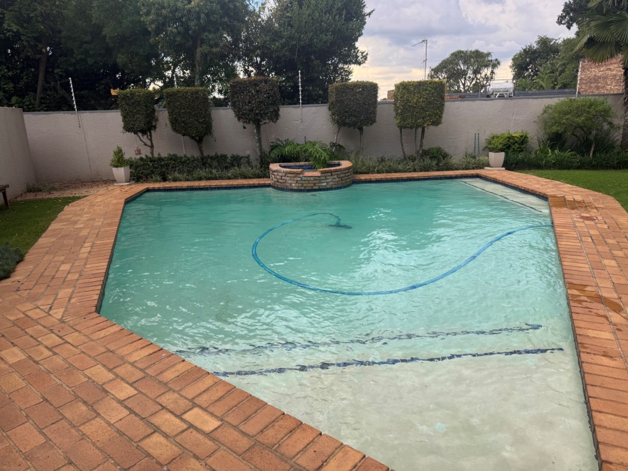 To Let 2 Bedroom Property for Rent in Benmore Gardens Gauteng