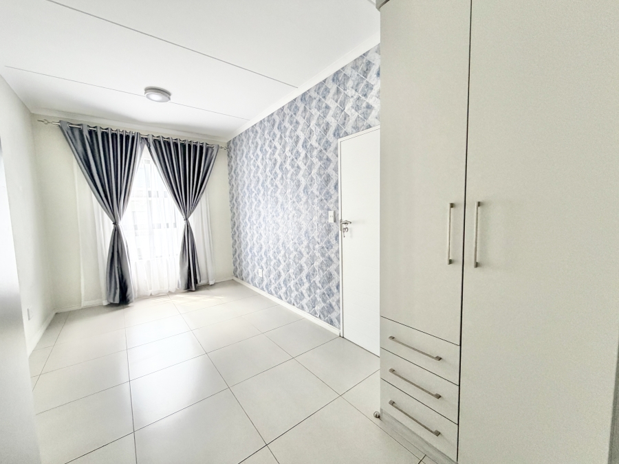 2 Bedroom Property for Sale in Erand Gardens Gauteng