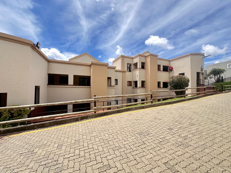 To Let 1 Bedroom Property for Rent in Constantia Kloof Gauteng