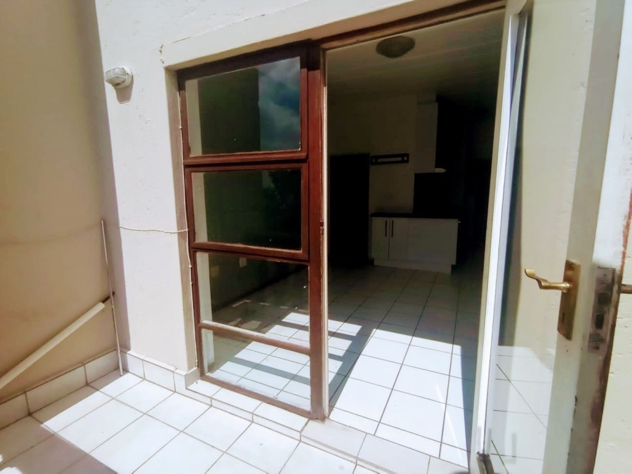 To Let 1 Bedroom Property for Rent in Constantia Kloof Gauteng