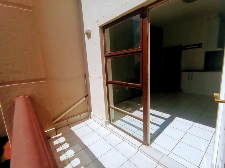 To Let 1 Bedroom Property for Rent in Constantia Kloof Gauteng