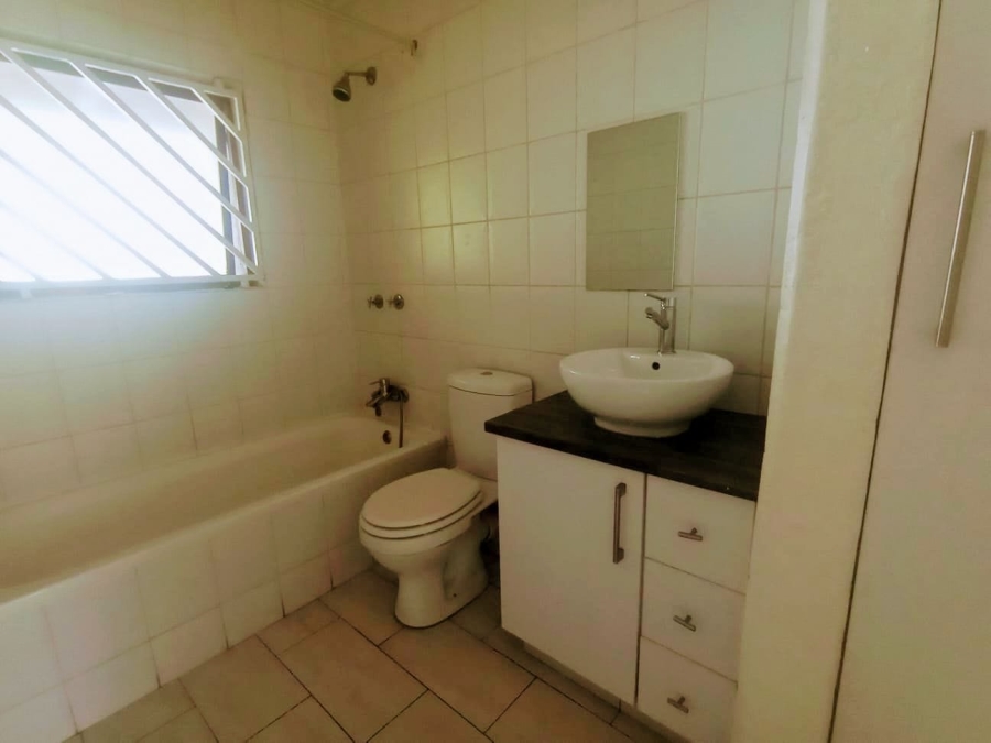 To Let 1 Bedroom Property for Rent in Constantia Kloof Gauteng