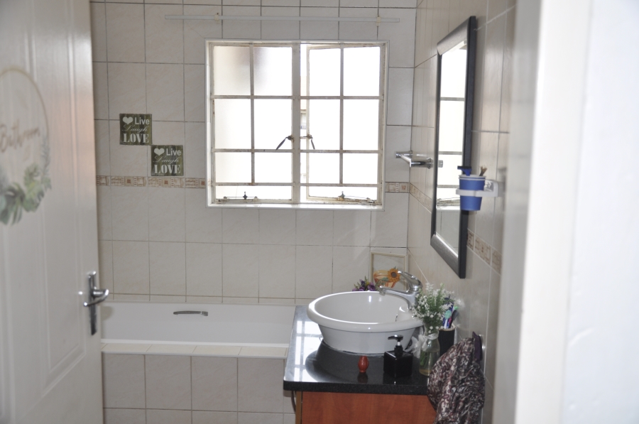 2 Bedroom Property for Sale in Erand Gardens Gauteng