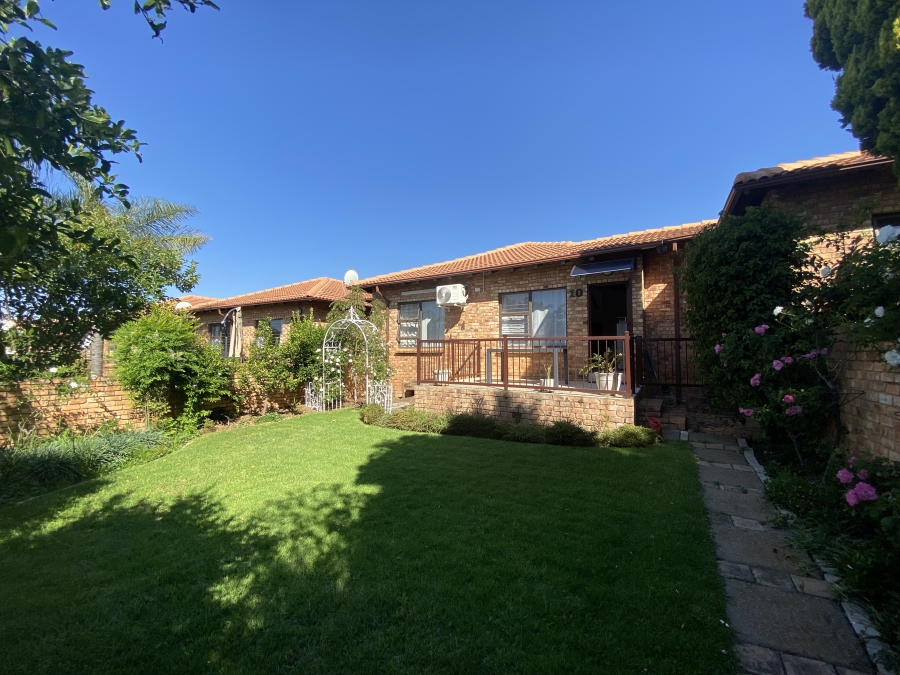 To Let 2 Bedroom Property for Rent in North Riding Gauteng