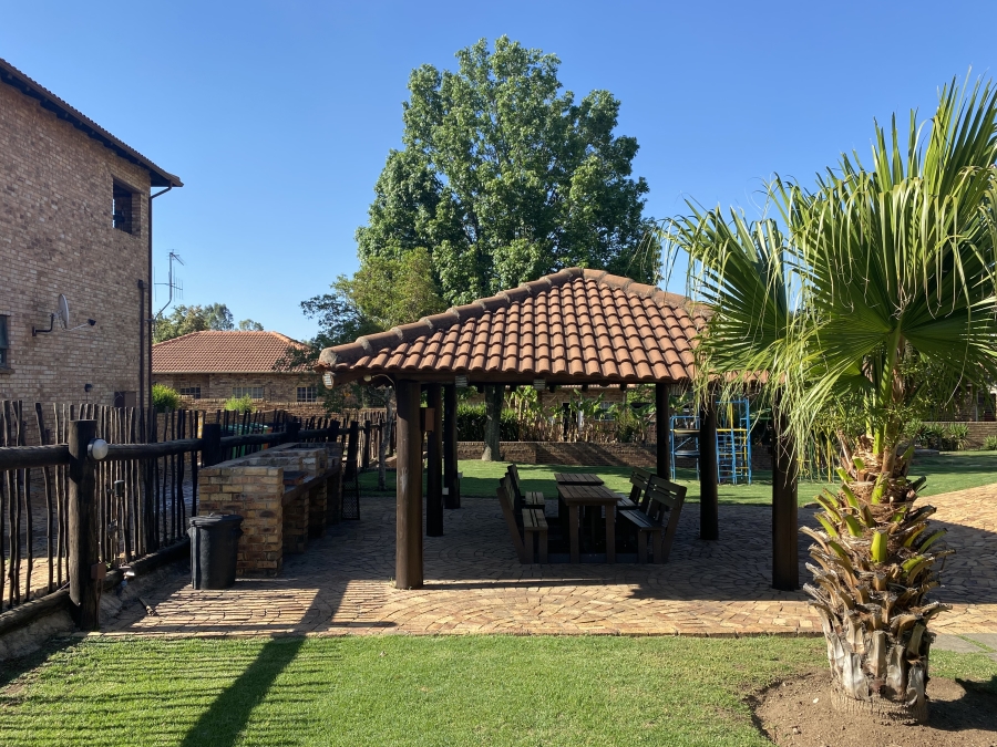 To Let 2 Bedroom Property for Rent in North Riding Gauteng