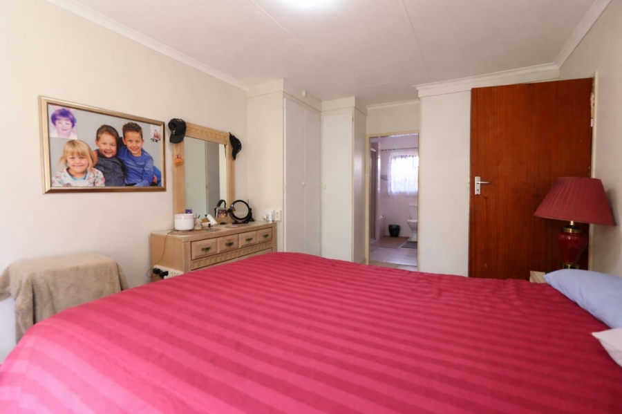 3 Bedroom Property for Sale in Faerie Glen Gauteng