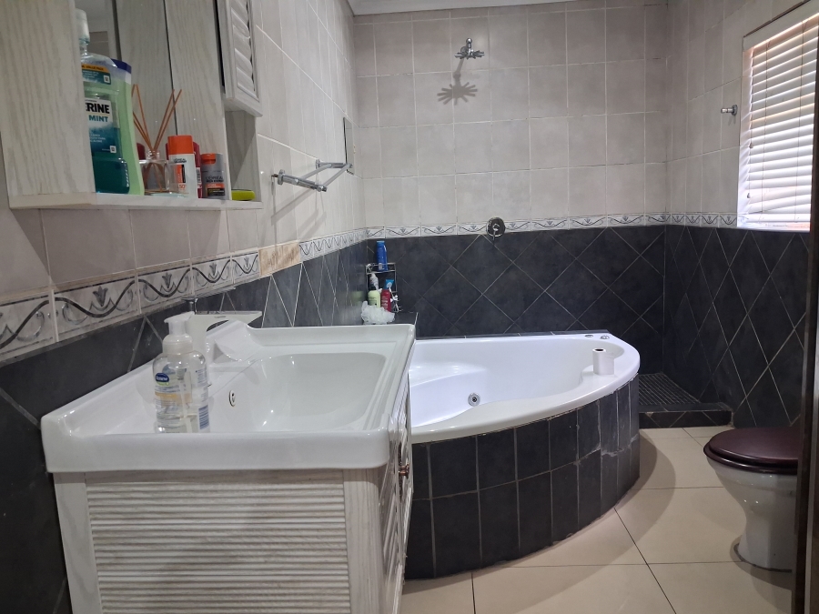 5 Bedroom Property for Sale in Croydon Gauteng