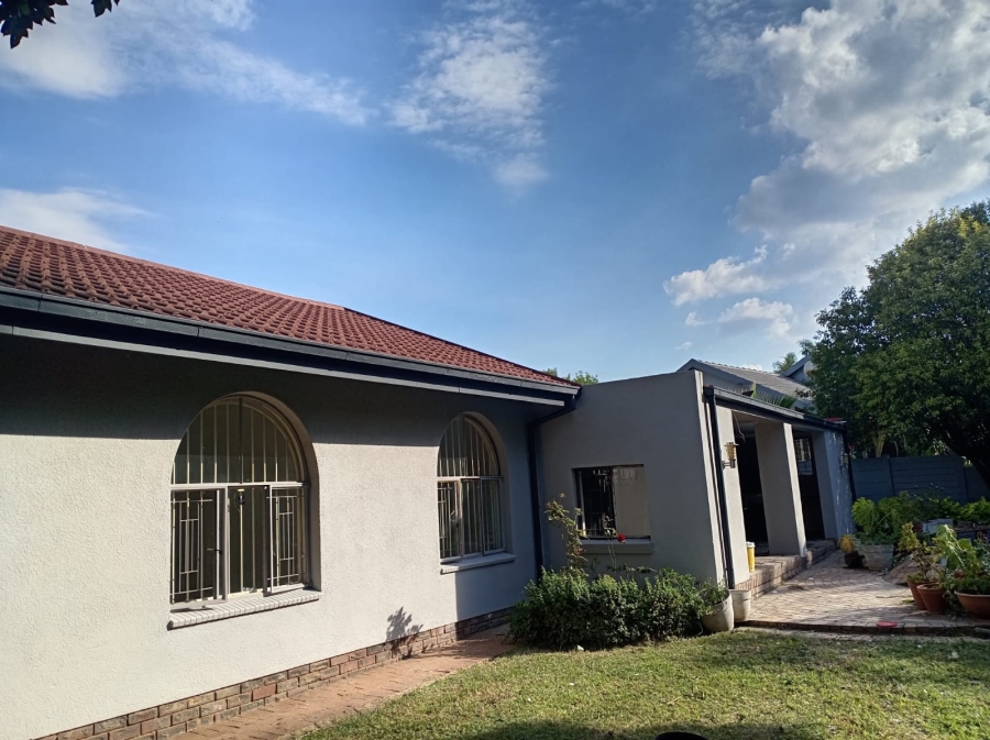 4 Bedroom Property for Sale in Garsfontein Gauteng
