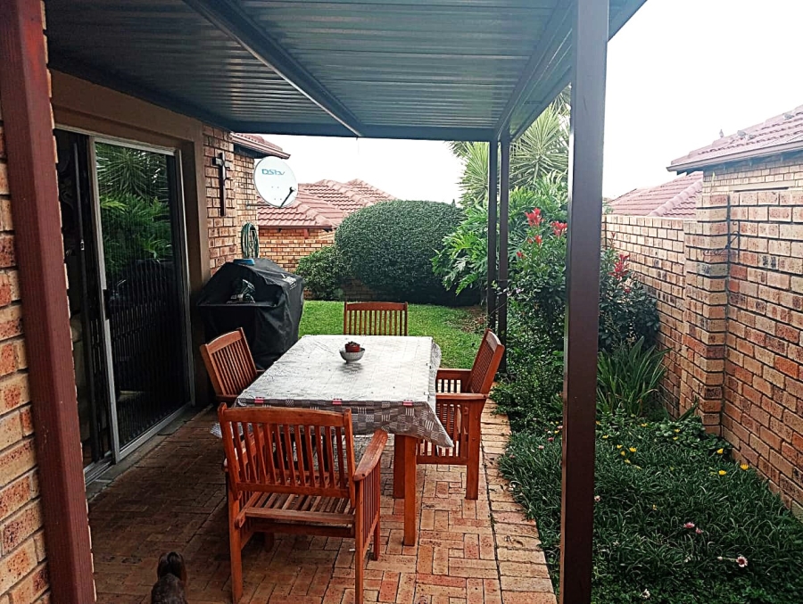 2 Bedroom Property for Sale in Rooihuiskraal North Gauteng