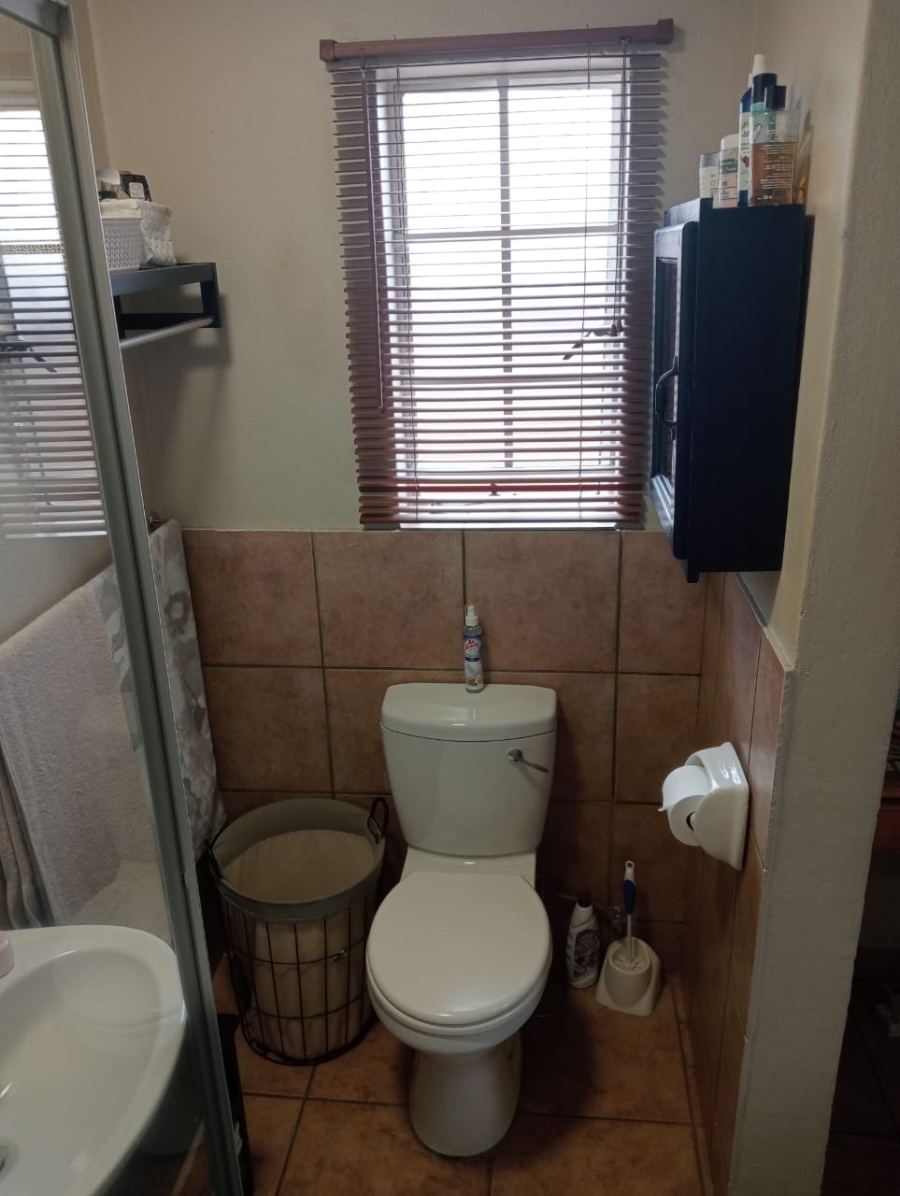 2 Bedroom Property for Sale in Rooihuiskraal North Gauteng
