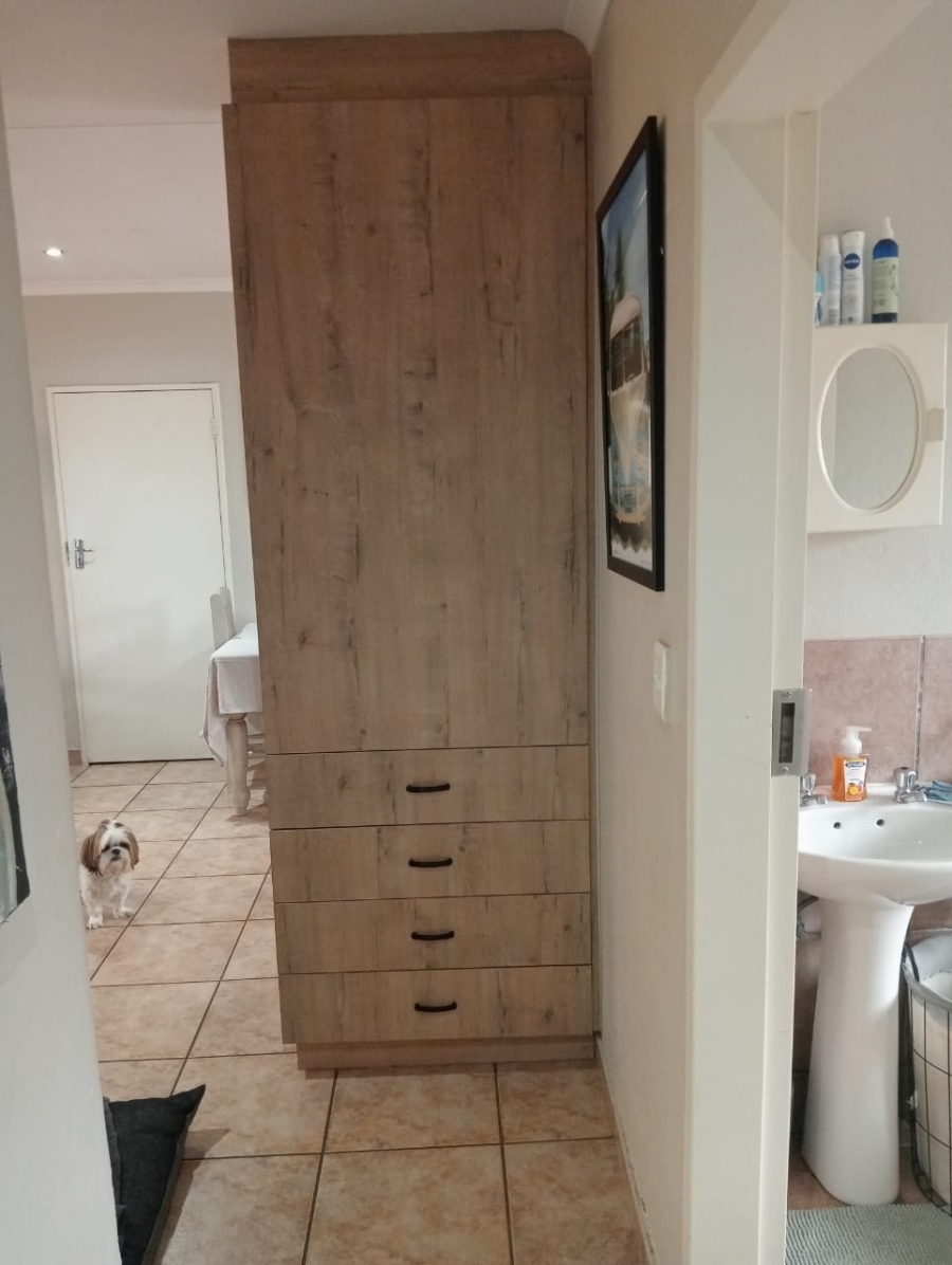 2 Bedroom Property for Sale in Rooihuiskraal North Gauteng