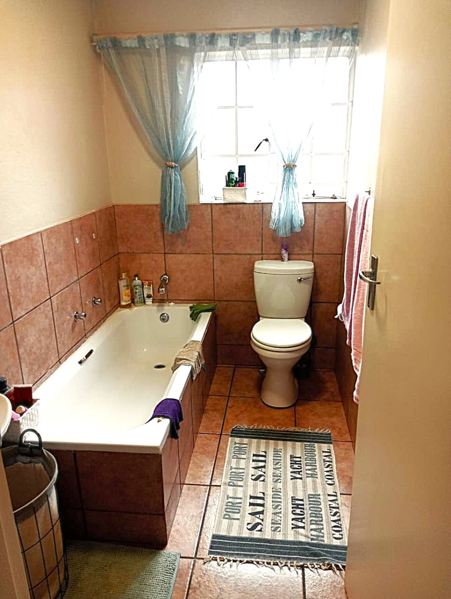 2 Bedroom Property for Sale in Rooihuiskraal North Gauteng