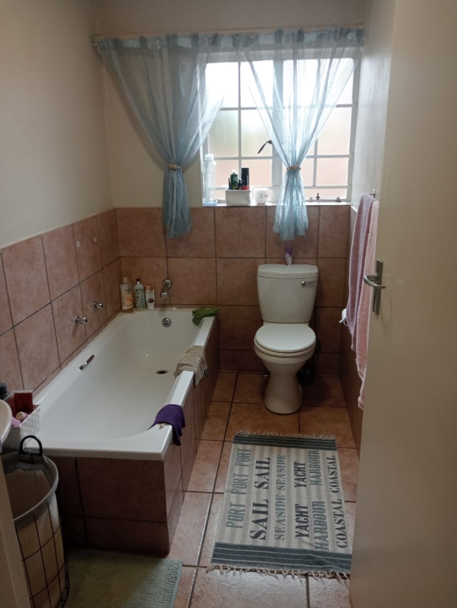 2 Bedroom Property for Sale in Rooihuiskraal North Gauteng