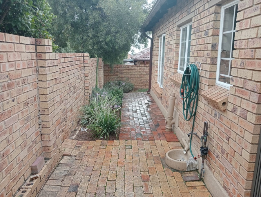 2 Bedroom Property for Sale in Rooihuiskraal North Gauteng