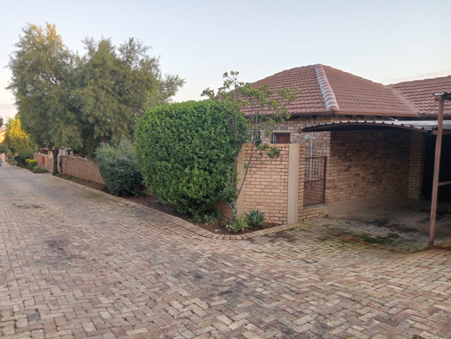 2 Bedroom Property for Sale in Rooihuiskraal North Gauteng