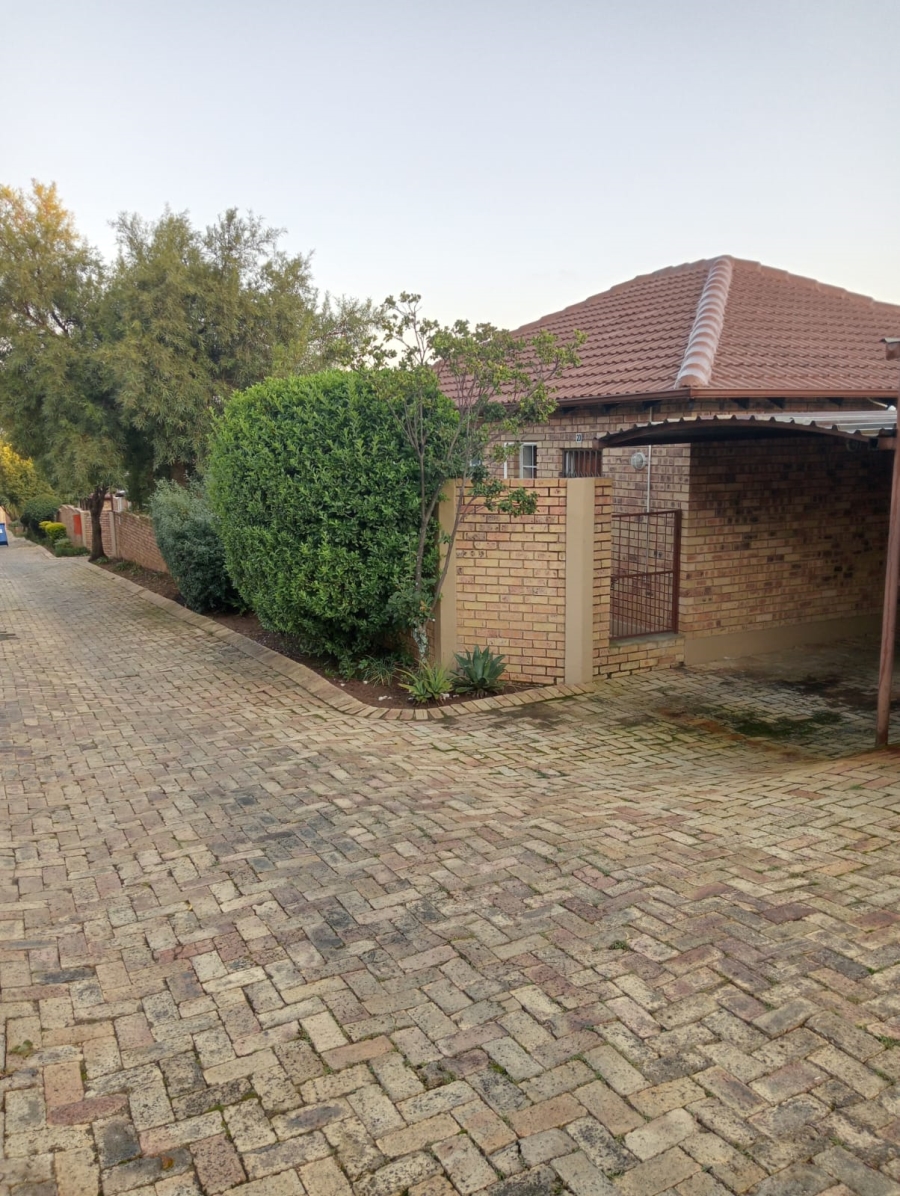 2 Bedroom Property for Sale in Rooihuiskraal North Gauteng