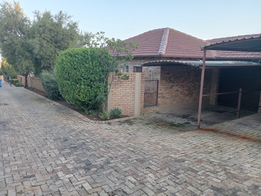 2 Bedroom Property for Sale in Rooihuiskraal North Gauteng