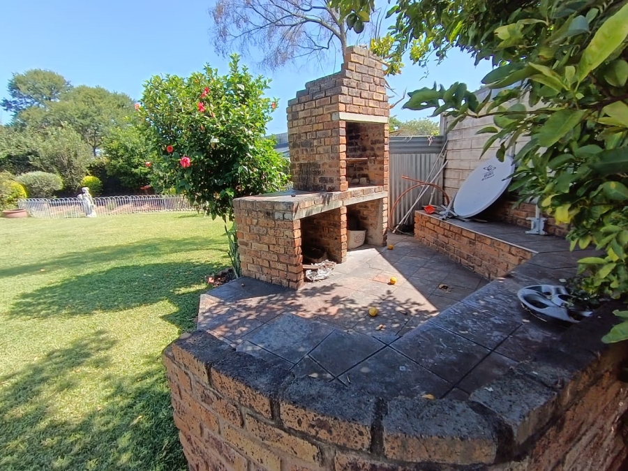 To Let 4 Bedroom Property for Rent in Queenswood Gauteng