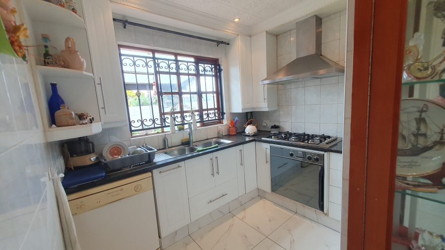 5 Bedroom Property for Sale in The Hill Gauteng