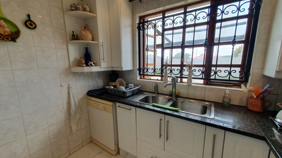 5 Bedroom Property for Sale in The Hill Gauteng