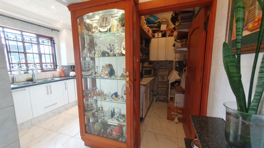 5 Bedroom Property for Sale in The Hill Gauteng