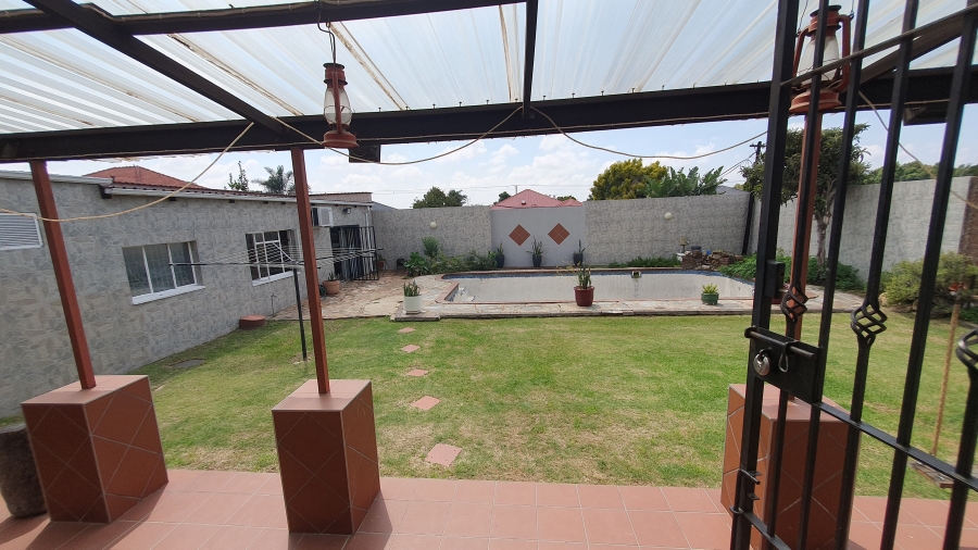 5 Bedroom Property for Sale in The Hill Gauteng