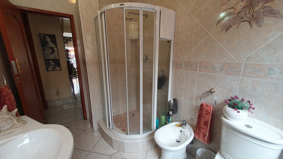 5 Bedroom Property for Sale in The Hill Gauteng