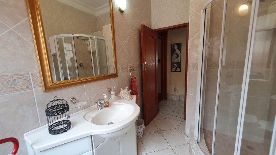 5 Bedroom Property for Sale in The Hill Gauteng