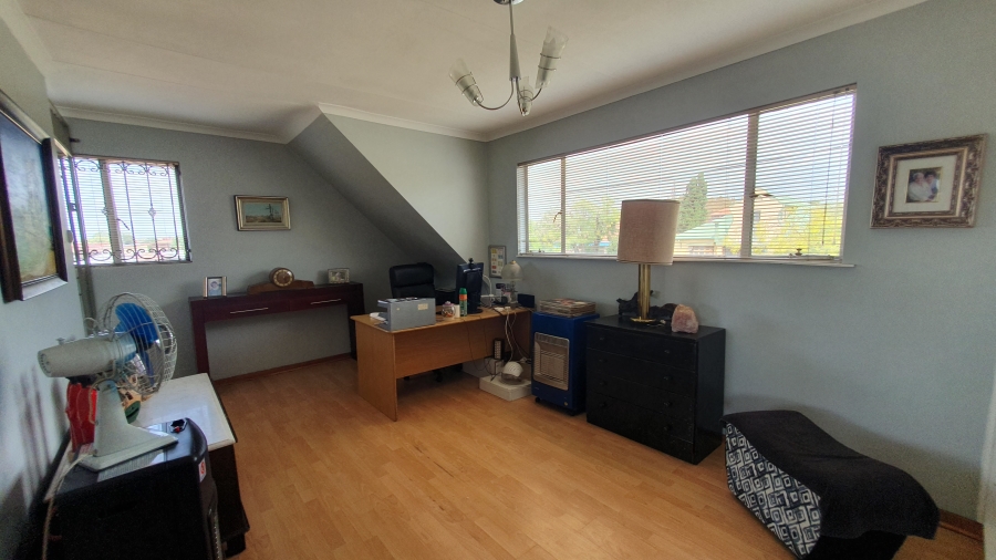 5 Bedroom Property for Sale in The Hill Gauteng