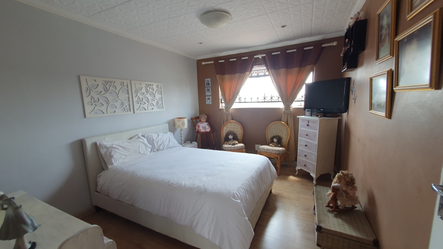 5 Bedroom Property for Sale in The Hill Gauteng