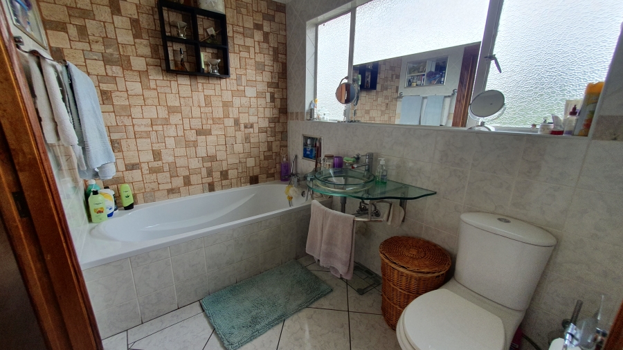 5 Bedroom Property for Sale in The Hill Gauteng