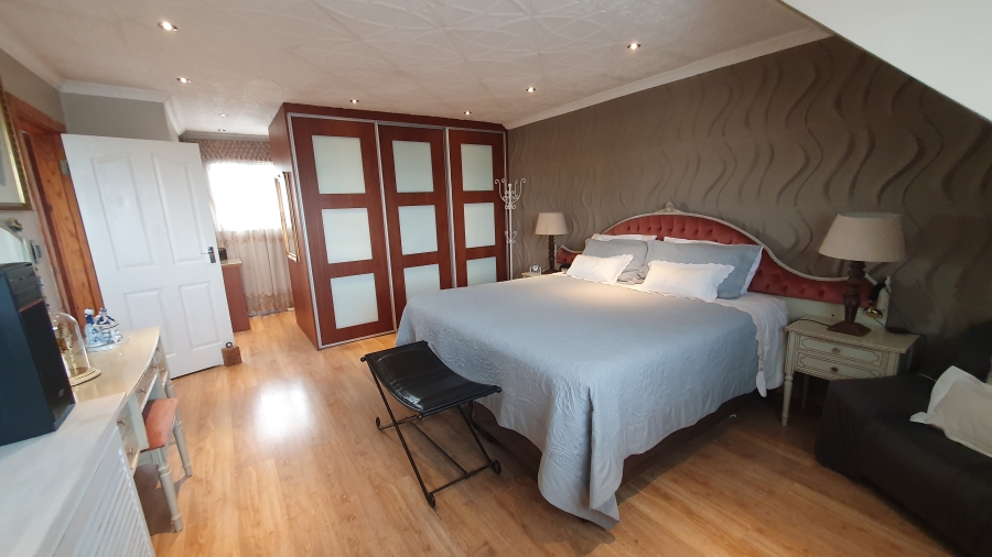 5 Bedroom Property for Sale in The Hill Gauteng