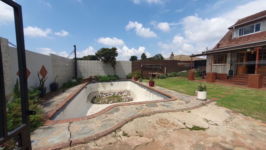 5 Bedroom Property for Sale in The Hill Gauteng