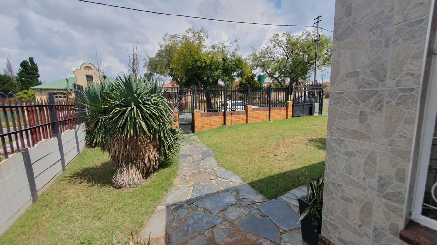 5 Bedroom Property for Sale in The Hill Gauteng