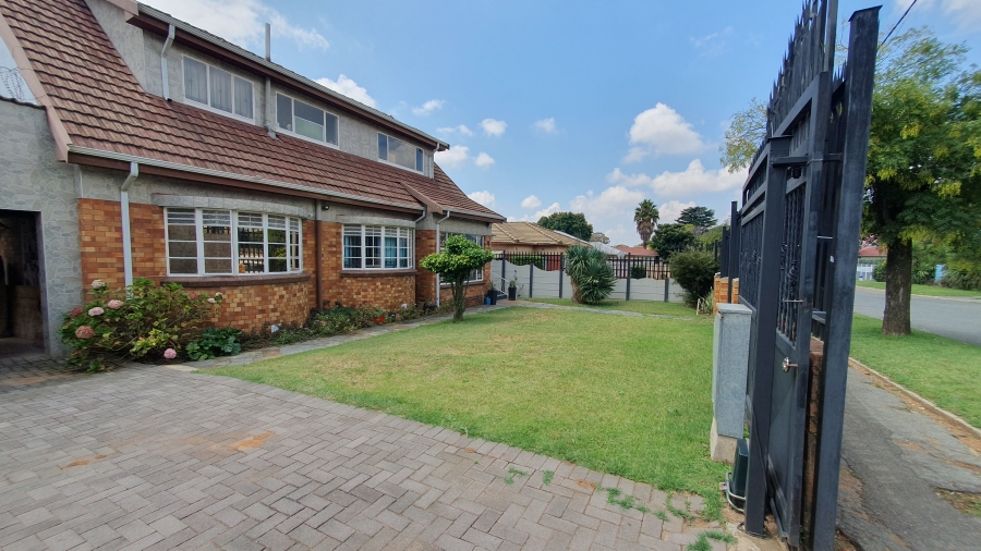 5 Bedroom Property for Sale in The Hill Gauteng