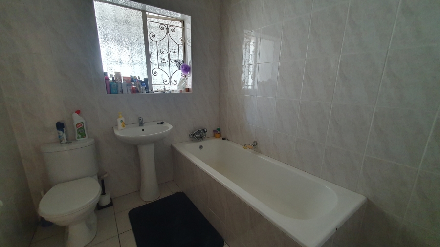 4 Bedroom Property for Sale in Linmeyer Gauteng