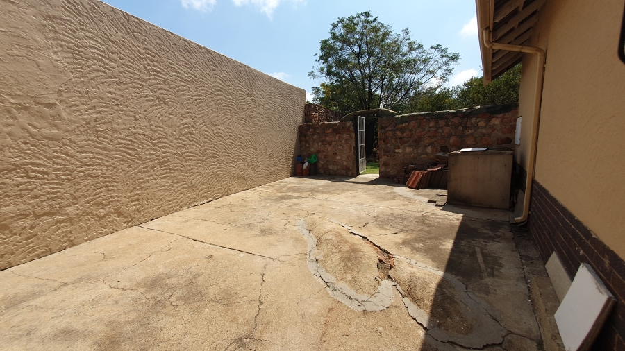 4 Bedroom Property for Sale in Linmeyer Gauteng