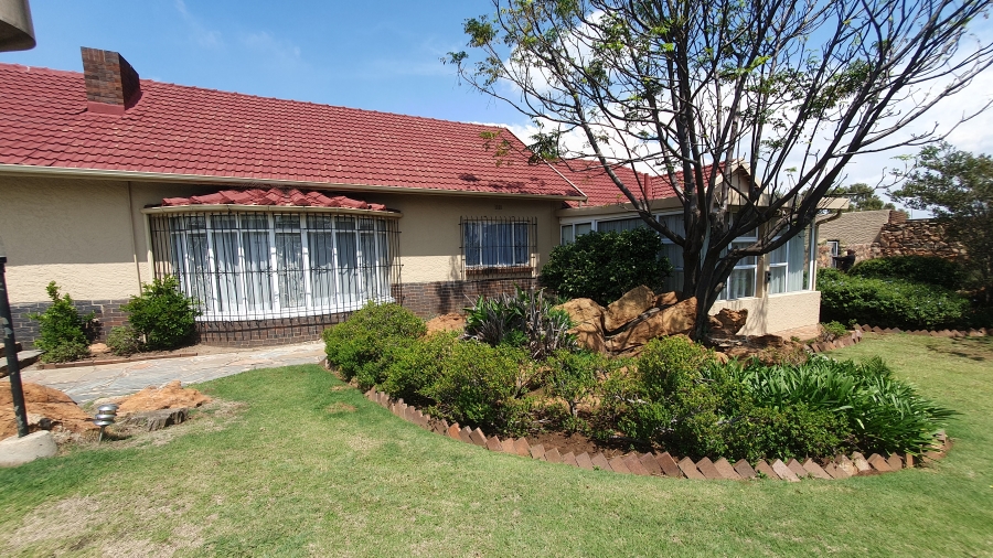 4 Bedroom Property for Sale in Linmeyer Gauteng