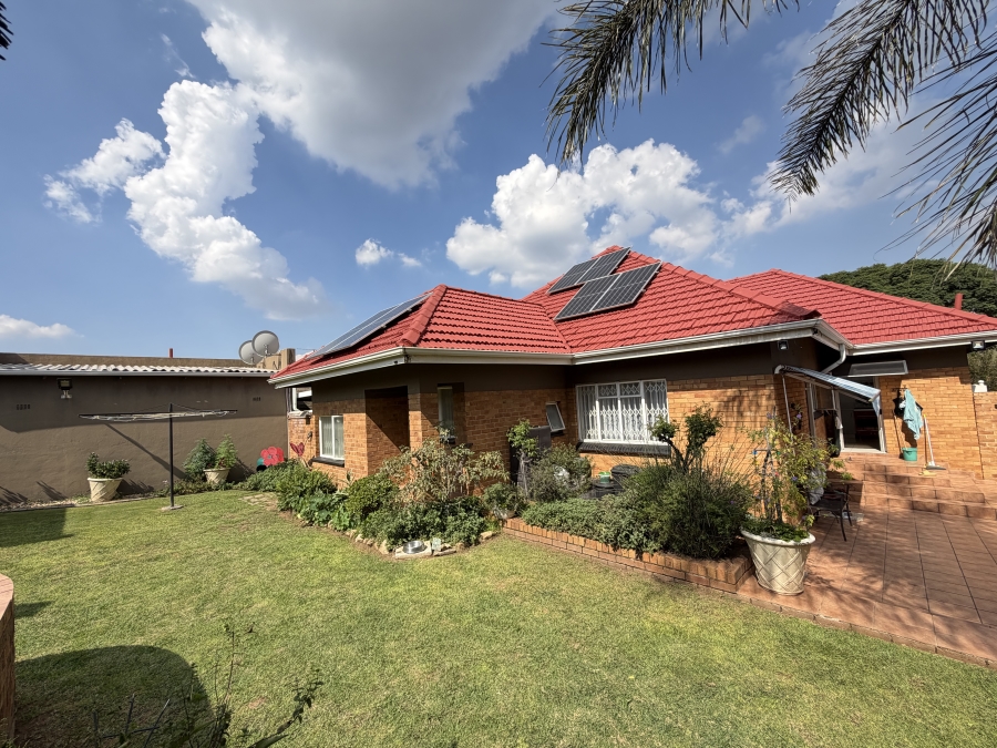 3 Bedroom Property for Sale in Linmeyer Gauteng