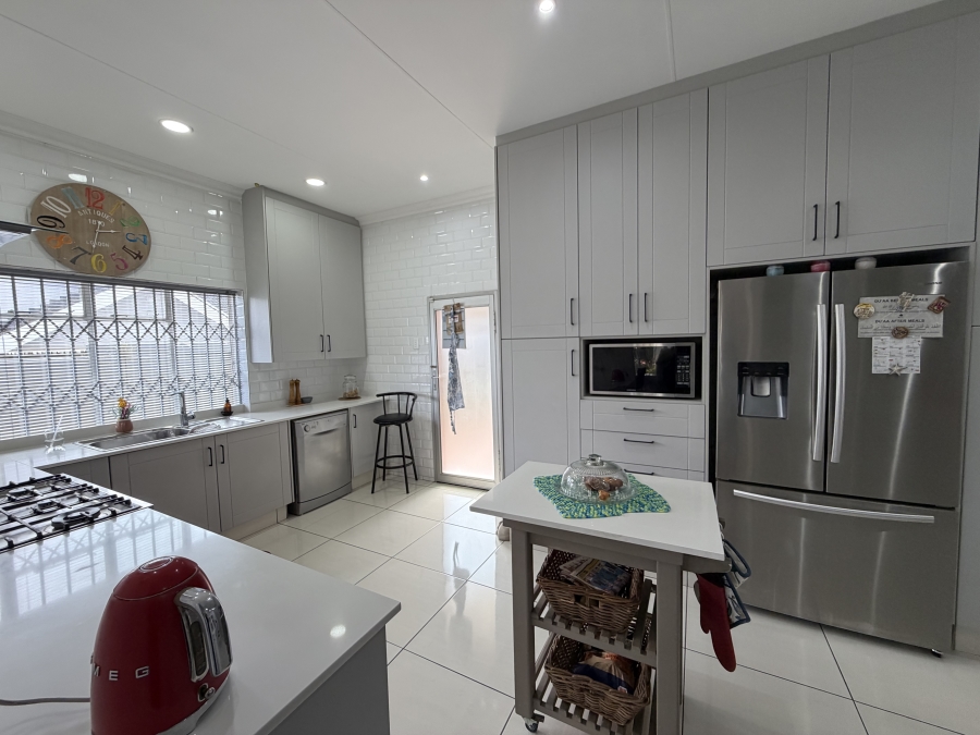 3 Bedroom Property for Sale in Linmeyer Gauteng