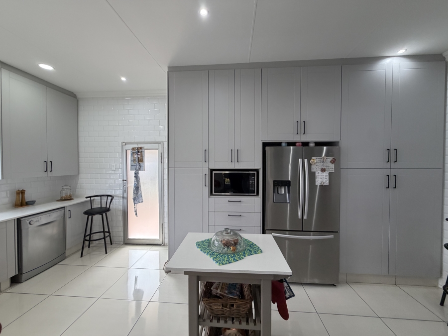 3 Bedroom Property for Sale in Linmeyer Gauteng