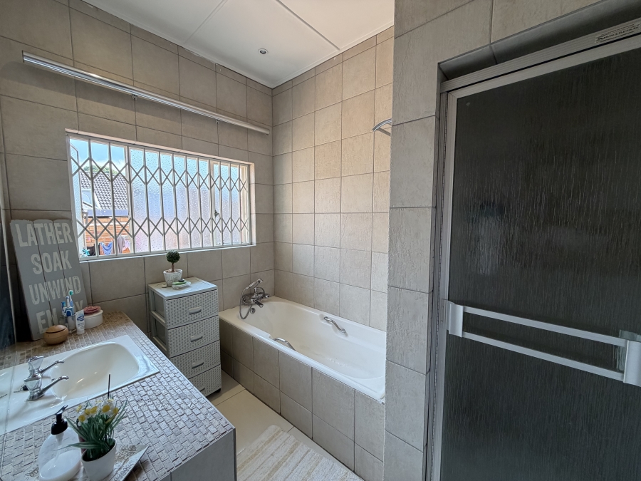 3 Bedroom Property for Sale in Linmeyer Gauteng