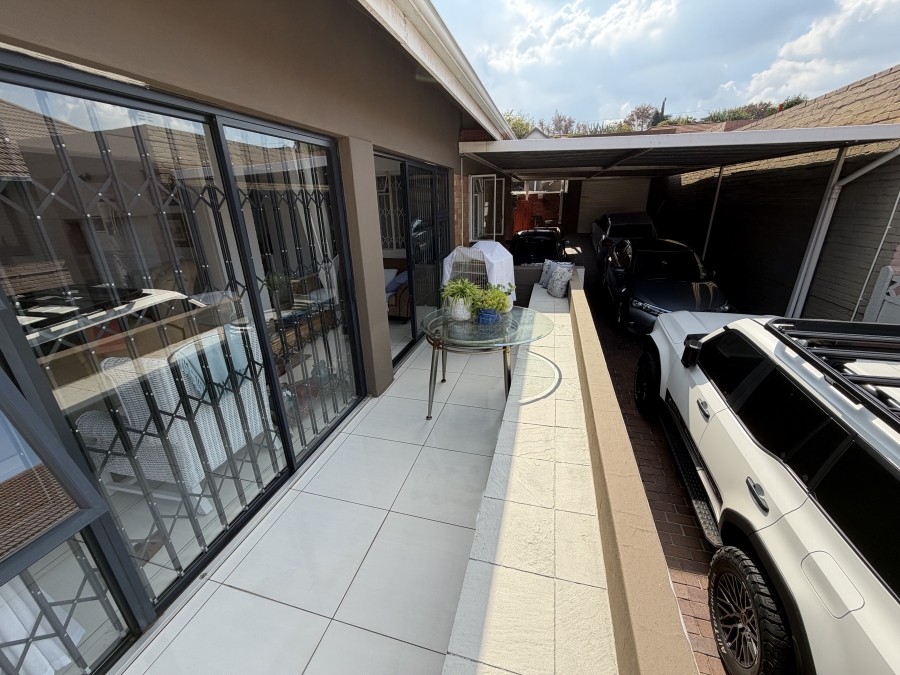 3 Bedroom Property for Sale in Linmeyer Gauteng