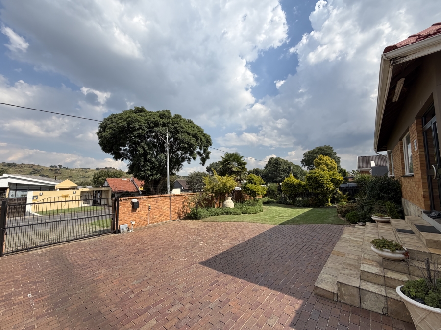 3 Bedroom Property for Sale in Linmeyer Gauteng