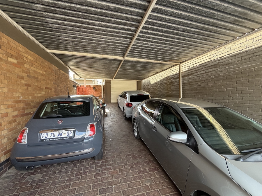 3 Bedroom Property for Sale in Linmeyer Gauteng