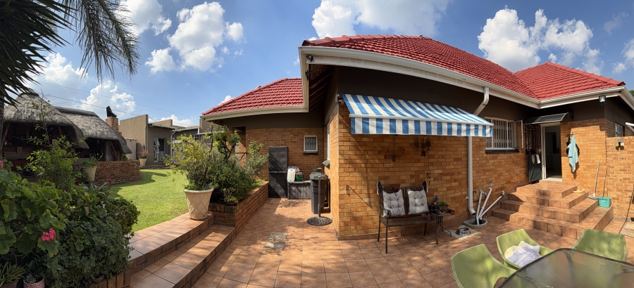 3 Bedroom Property for Sale in Linmeyer Gauteng