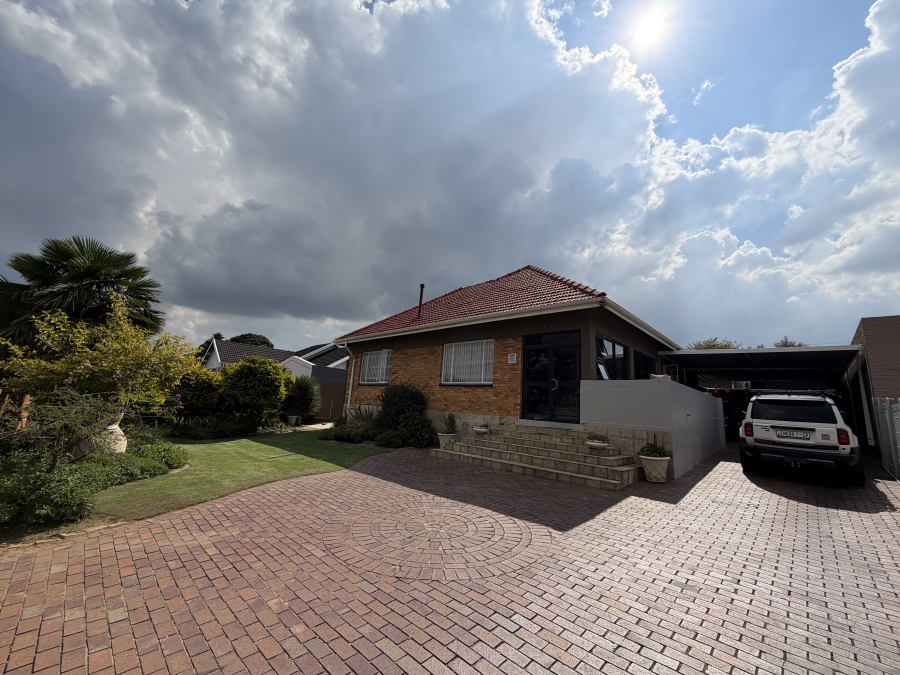 3 Bedroom Property for Sale in Linmeyer Gauteng