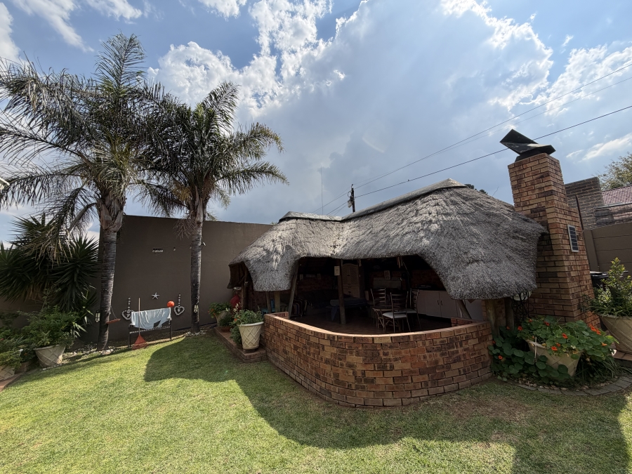 3 Bedroom Property for Sale in Linmeyer Gauteng